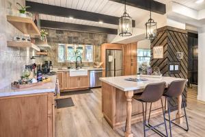 Una gran cocina con gabinetes de madera y una gran isla. en Luxe Timberland Villa with Lake Arrowhead Access!, en Lake Arrowhead