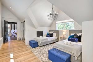 un dormitorio con dos camas y un sofá en Luxe Timberland Villa with Lake Arrowhead Access!, en Lake Arrowhead
