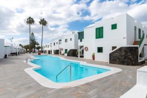 una piscina di fronte a un edificio di Casa Martín a Puerto del Carmen