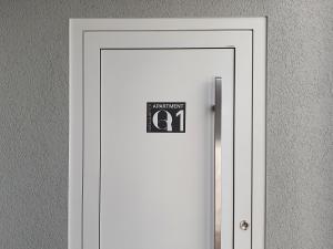 une porte blanche avec un panneau sur elle dans l'établissement QUELLQUARTIER, à Fulde