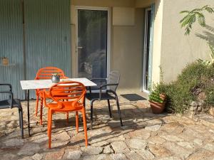 Patio alebo iná vonkajšia časť ubytovania Gîtes de la Roullière