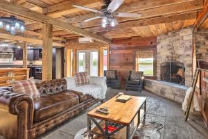 Charming Jeffersonville Barndominium with Fire Pit!にあるシーティングエリア