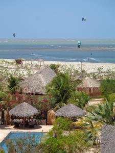 uma vista para uma praia com guarda-sóis e para o oceano em The Barra Grande Guesthouse & Hostel em Barra Grande