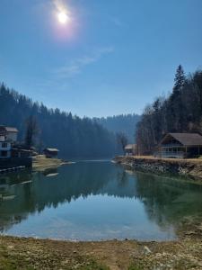 uma vista para um rio com a lua no céu em Gîte Au Doubs Moment vue exceptionnelle et panoramique em Arçon