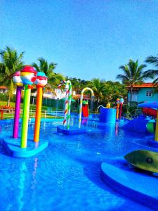 uma piscina com um parque aquático com um escorrega aquático em JL Temporadas - Quarto Portobello Park Hotel em Porto Seguro
