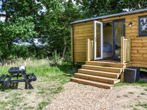 een houten hut met een trap en een picknicktafel bij Beech - Ukc4847 in Cantley