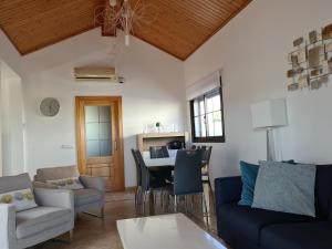 Beautiful Villa Grace, Caleta de Fuste في كاليتا ذي فوستي: غرفة معيشة مع طاولة وكراسي