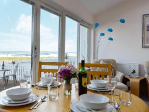 mesa de comedor con vistas al océano en Seascape, en Whitehills