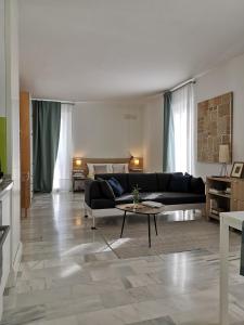 uma sala de estar com um sofá e uma mesa em White Loft Alameda em Sevilha