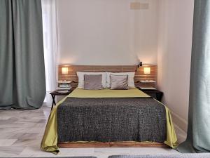 A bed or beds in a room at White Loft Alameda