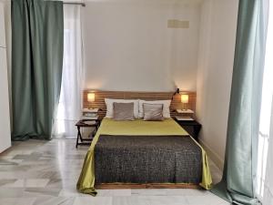 A bed or beds in a room at White Loft Alameda