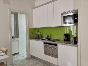 A kitchen or kitchenette at White Loft Alameda