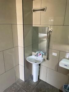 Ένα μπάνιο στο Hotel Wilson Santa Cruz