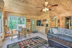 Χώρος καθιστικού στο Big Lake Getaway with Private Beach and Fire Pit!