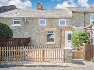 a house with a wooden fence in front of it at Emmaville in Ryton