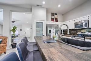 インディオにあるPool and Game Room Pet-Friendly Indio Retreatの大きな木製のテーブルと椅子のあるキッチン