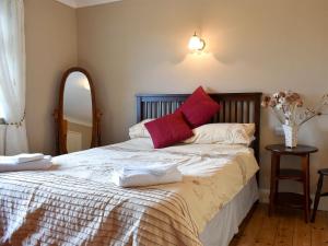 a bedroom with a bed with two towels on it at Cotswolds Cottage in Hamsterley