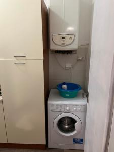 uma máquina de lavar roupa com uma tigela em cima em Appartamento Bononia em Bolonha
