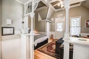 ein Schlafzimmer mit einem Bett und ein Wohnzimmer in der Unterkunft Brittany Place Condo - Great Downtown Location - On Main St in Breckenridge