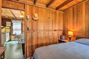 Grandmas Cottage with Sunroom Walk to Beach tesisinde bir odada yatak veya yataklar
