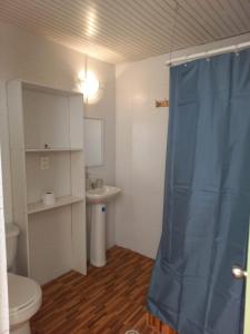 łazienka z toaletą i umywalką w obiekcie Ckoinatur Hostel w mieście San Pedro de Atacama