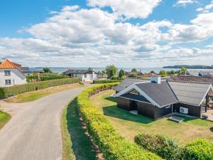 een luchtzicht op een huis met een oprit bij 7 person holiday home in Hejls-By Traum in Hejls