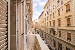 uma vista para uma rua da cidade a partir de uma janela em Casa Imperatrice Sissi em Trieste