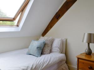 a bed in a room with a window at Stable Cottage - Ukc3630 in Adlestrop