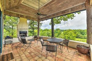 um pátio exterior com uma mesa, cadeiras e uma lareira em Secluded Campobello Home with Incredible Views! em Campobello