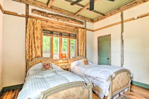 Duas camas num quarto com uma janela em Secluded Campobello Home with Incredible Views! em Campobello