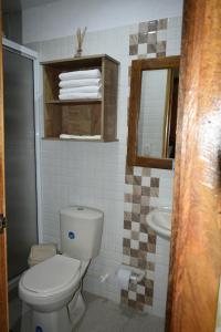 ein Bad mit einem WC und einem Waschbecken in der Unterkunft Finca Hotel Villa Mariana in Montenegro