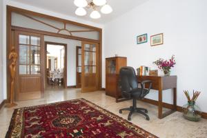 an office with a desk and a chair in a room at Villa Remedios in Teguise