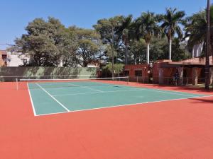 Теннис и/или сквош на территории BauHouse Comfort Suites Asuncion или поблизости