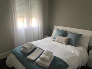 A bed or beds in a room at Apartamentos Logroño centro, TIC TAC, wifi