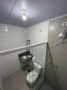 uma casa de banho com um WC e um lavatório em Do Parque Pousada Comfort em Penha