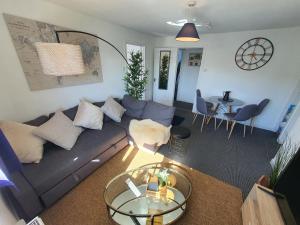 uma sala de estar com um sofá e uma mesa em Thesiger Court Apartments - Free Private Parking - by Property Promise em Cardiff