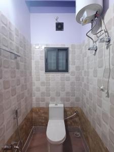 Ett badrum på Ujjayanta Homestay