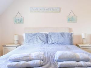 - une chambre avec un lit et 2 oreillers dans l'établissement Thorntree Cottage, à Colaton Raleigh
