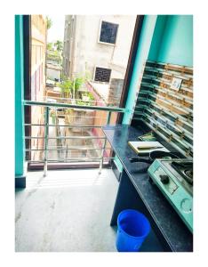 einen Balkon mit einer Theke und Blick auf ein Gebäude in der Unterkunft Ujjayanta Homestay in Agartala