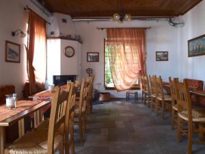- une salle à manger avec une table et des chaises dans l'établissement Heliodora, à Kissos
