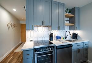 Kuchyň nebo kuchyňský kout v ubytování Cedar Lodge Buffalo Studio Condo: Great Frisco Location