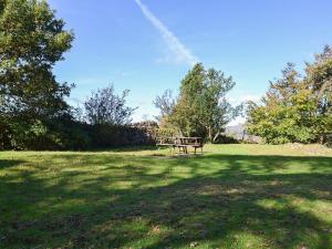 een picknicktafel in het midden van een veld bij Birkerthwaite Cottage-w41479 in Eskdale