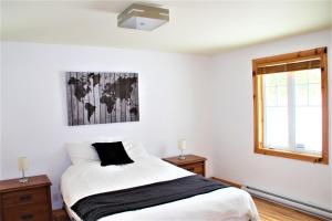 Ένα ή περισσότερα κρεβάτια σε δωμάτιο στο Maison Accueillante - Spa, fleuve et montagnes! +25 φωτογραφίες