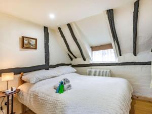 A bed or beds in a room at Middle Cottage