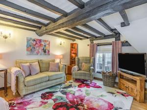 Ashorne的住宿－Middle Cottage，带沙发和平面电视的客厅
