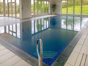 una gran piscina de agua azul en un edificio en Wellesley House en Wells