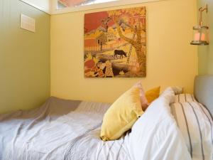 1 dormitorio con 1 cama con una pintura en la pared en Twit Too Woo - Uk6760 en Cenarth