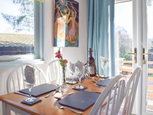 uma mesa de jantar com cadeiras e uma mesa com copos de vinho em Twit Too Woo - Uk6760 em Cenarth