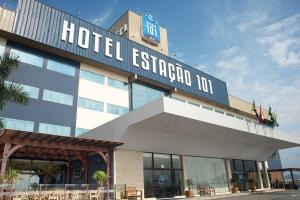 a hotel exterior with a sign on top of it at Hotel Estação 101 - Itajaí in Itajaí