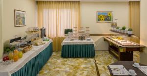 una camera d'albergo con servizio a buffet di Hotel Stockholm a Rimini